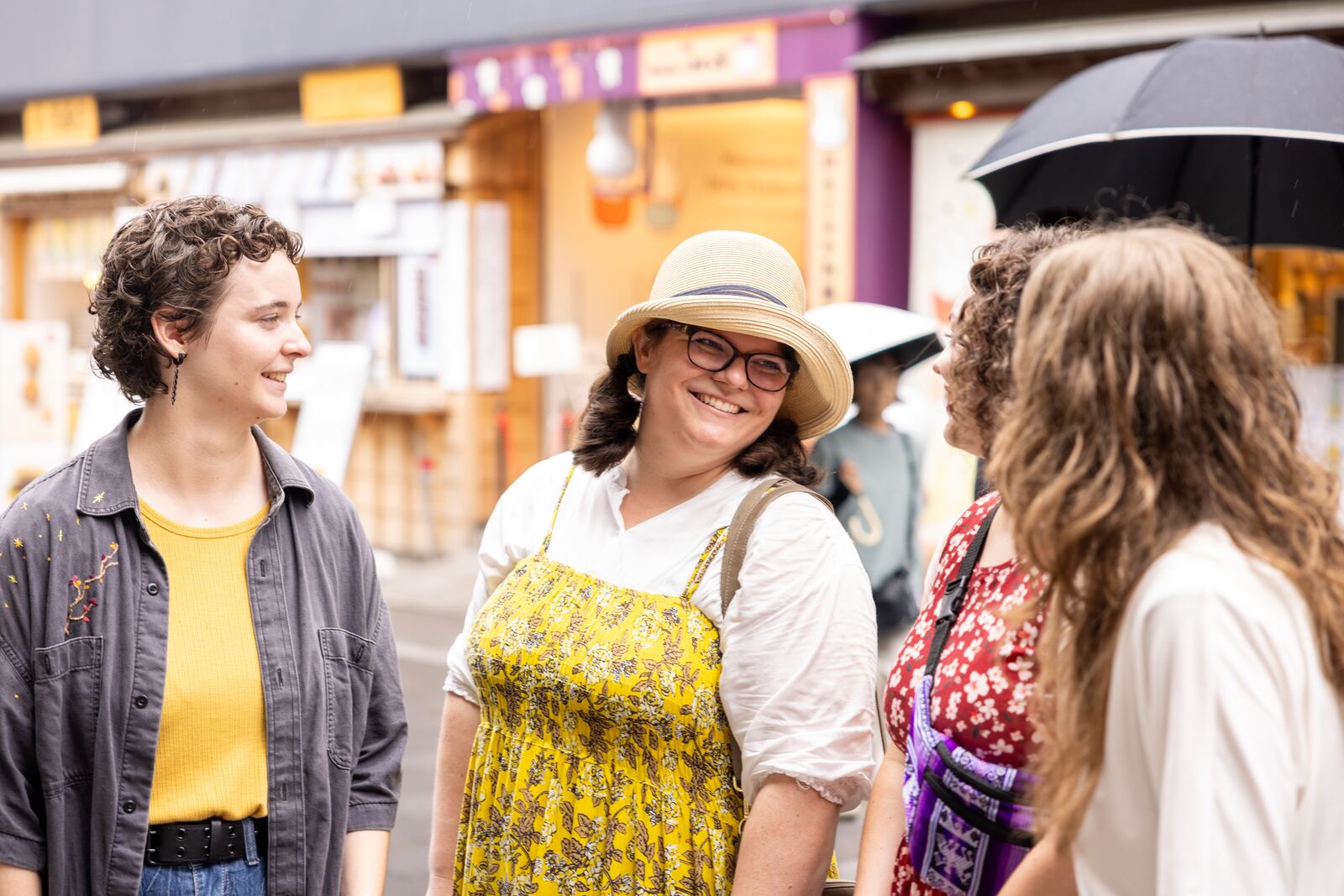 Misae and guests chatting on the Okage Yokocho street