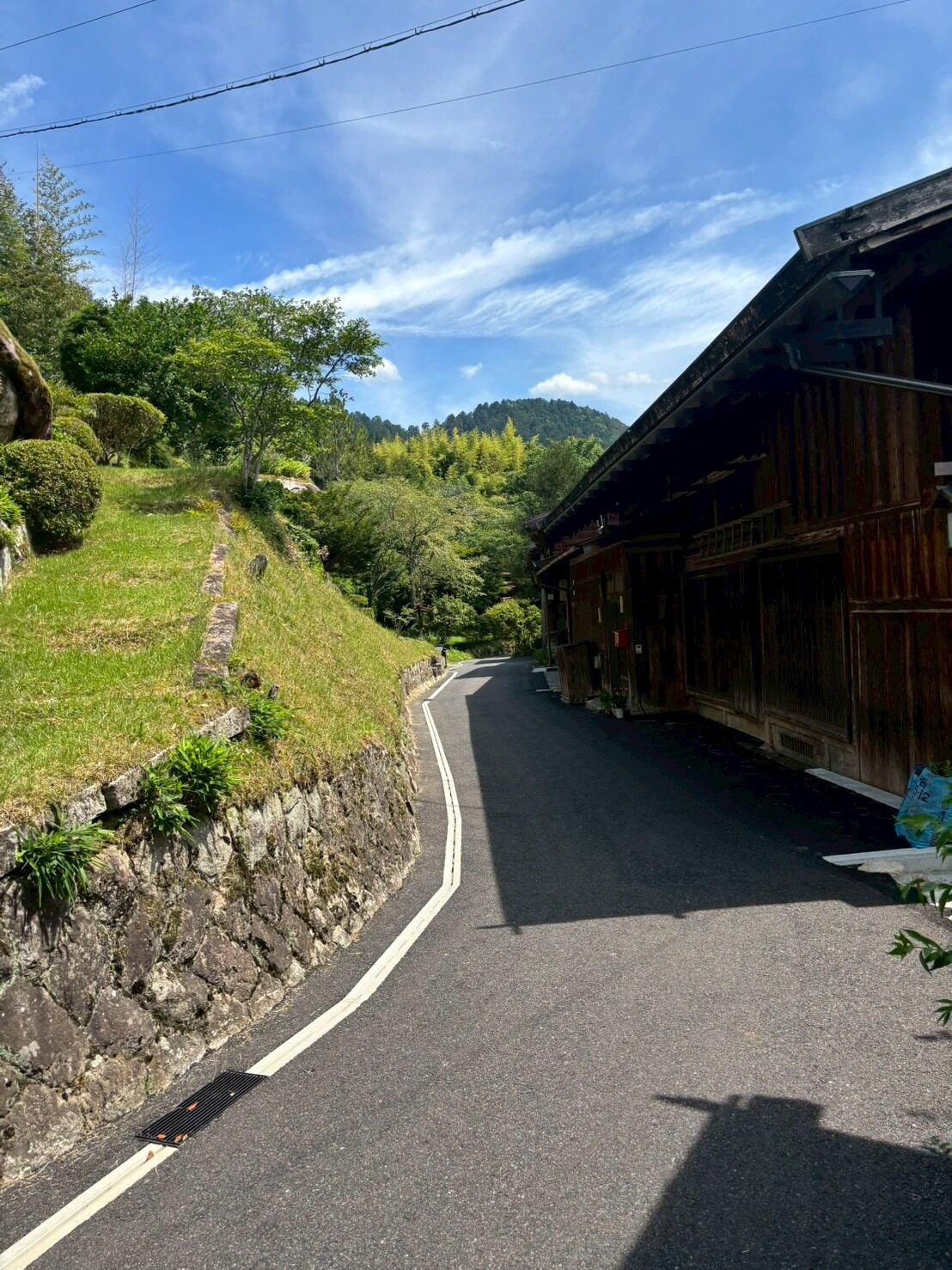 The quiet road along the Nakasendo trail near a farmhouse